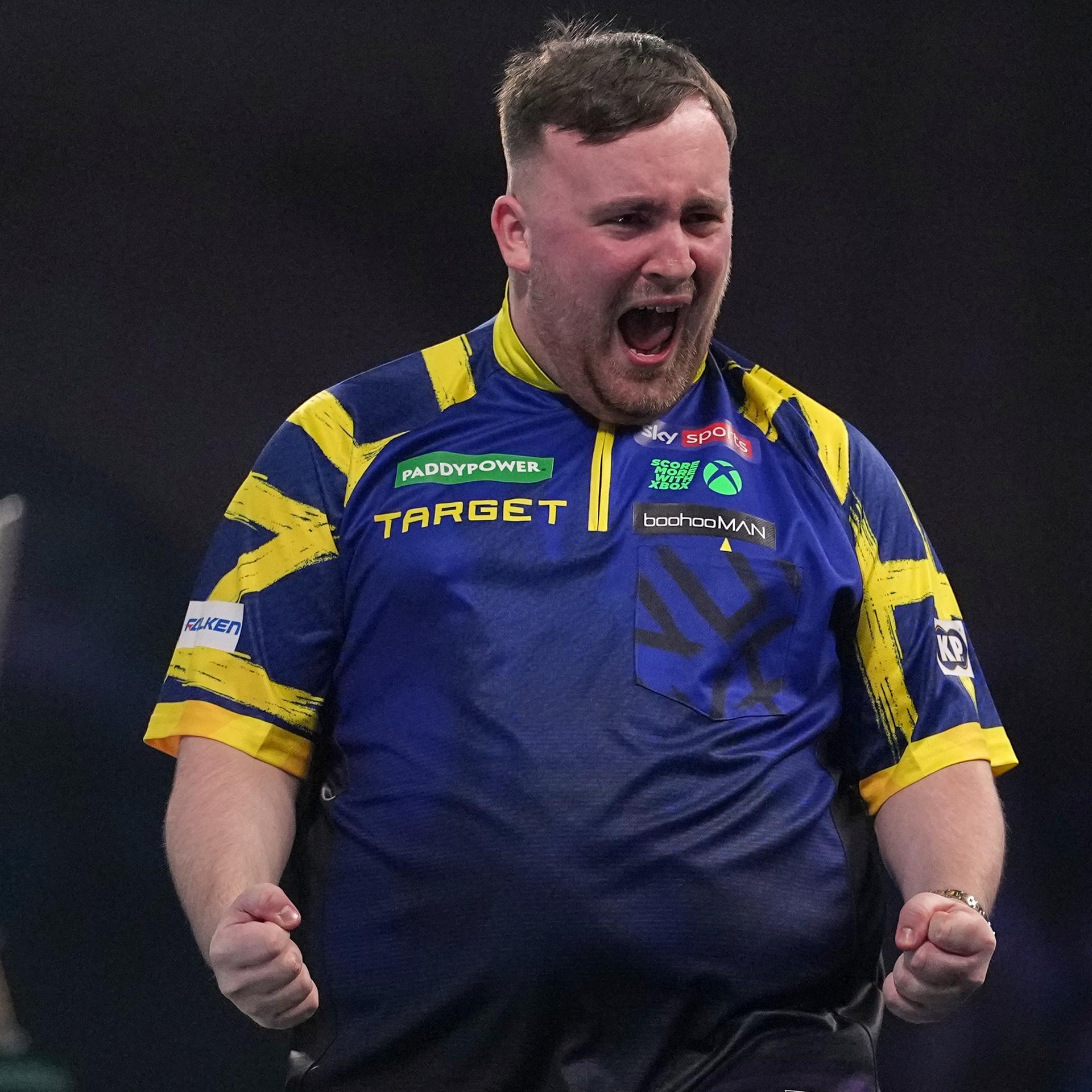 Luke Littler jubelt nach seinem Sieg bei der Darts-WM.