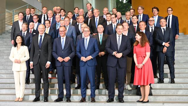 Wirtschaftsministerin Reiche (1. Reihe l-r), Siemens-CEO Busch, Bundeskanzler Merz, Deutsche Bank-Chef Sewing, Finanzminister Klingbeil und die Commerbank-Vorstandsvorsitzende Orlopp mit weiteren Wirtschaftsvertretern im Kanzleramt