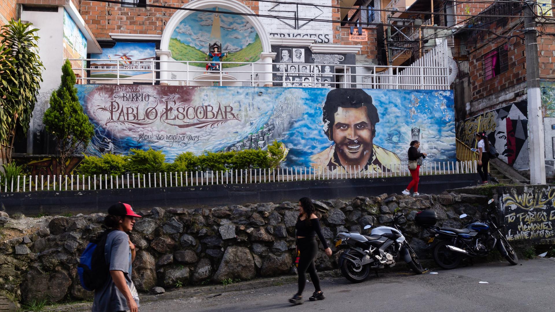 In Medellín zeigt ein Wandbild ein Porträt des jungen Pablo Escobar. Daneben die Aufschrift: "Willkommen in der Pablo Escobar Nachbarschaft".