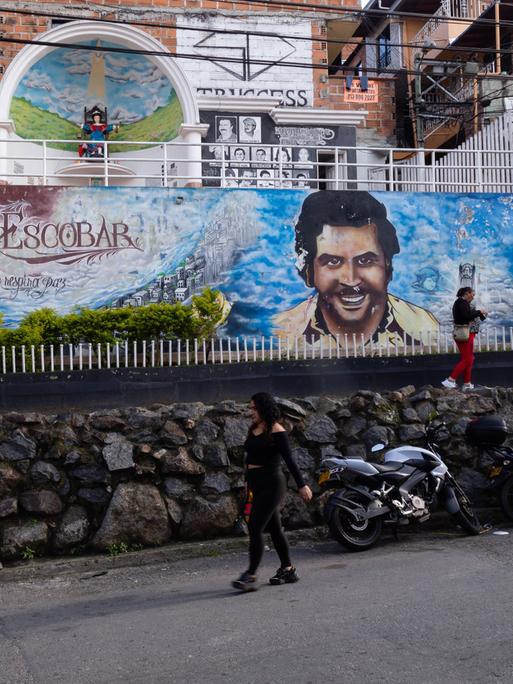 In Medellín zeigt ein Wandbild ein Porträt des jungen Pablo Escobar. Daneben die Aufschrift: "Willkommen in der Pablo Escobar Nachbarschaft".