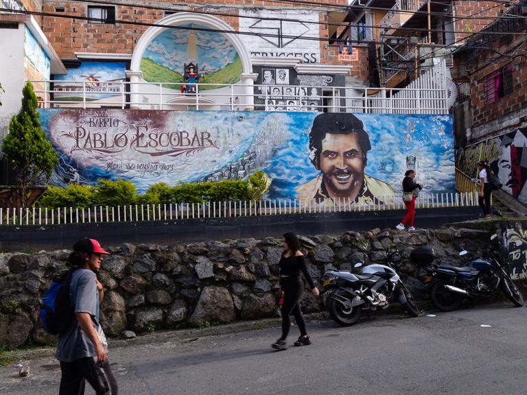 In Medellín zeigt ein Wandbild ein Porträt des jungen Pablo Escobar. Daneben die Aufschrift: "Willkommen in der Pablo Escobar Nachbarschaft".