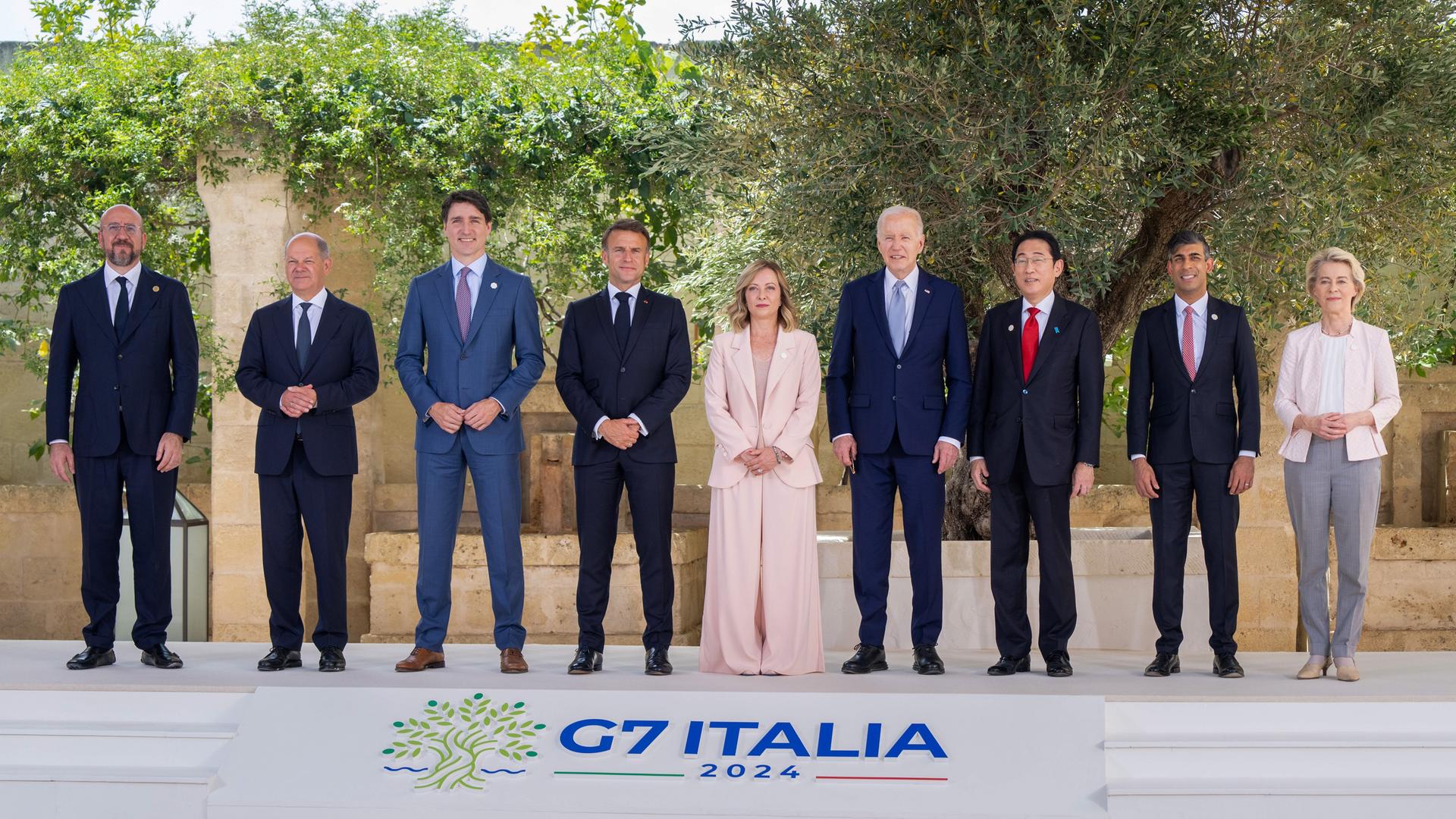 Italien, Bari: Charles Michel (l-r), EU- Ratspräsident, Bundeskanzler Olaf Scholz (SPD), Justin Trudeau, Premierminister von Kanada, Emmanuel Macron, Präsident von Frankreich, Giorgia Meloni, Ministerpräsidentin von Italien, US-Präsident Joe Biden, Fumio Kishida, Ministerpräsident von Japan, Rishi Sunak, Premierminister von Großbritannien und Ursula von der Leyen, EU- Kommissionspräsidentin, stehen beim Familienfoto beim Gipfeltreffen der G7-Staaten.