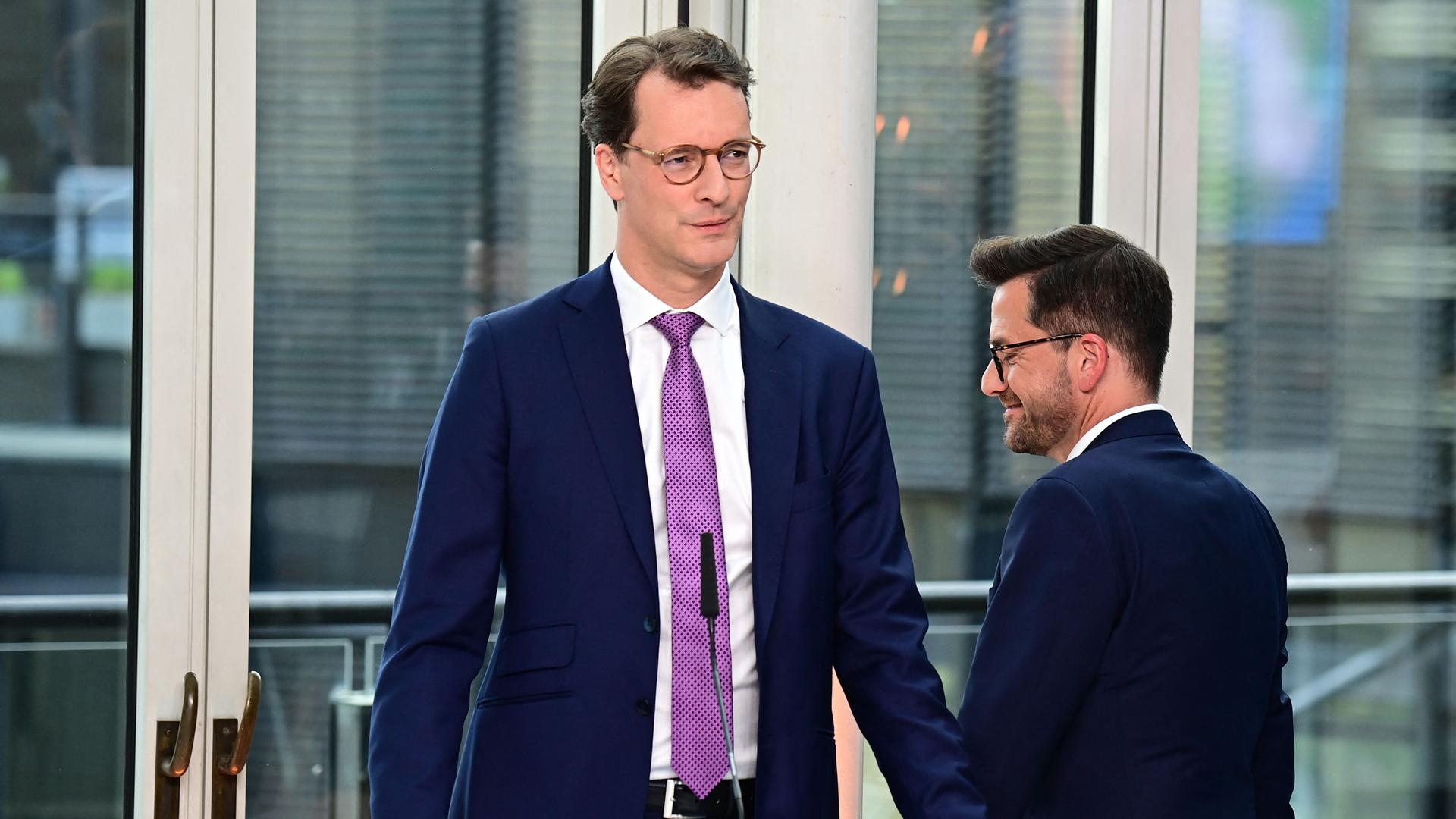 Der Ministerpräsident von Nordrhein-Westfalen, Wüst (CDU), und der SPD-Spitzenkandidat für die Landtagswahl, Kutschaty, am Wahlabend in einer Fernsehrunde.