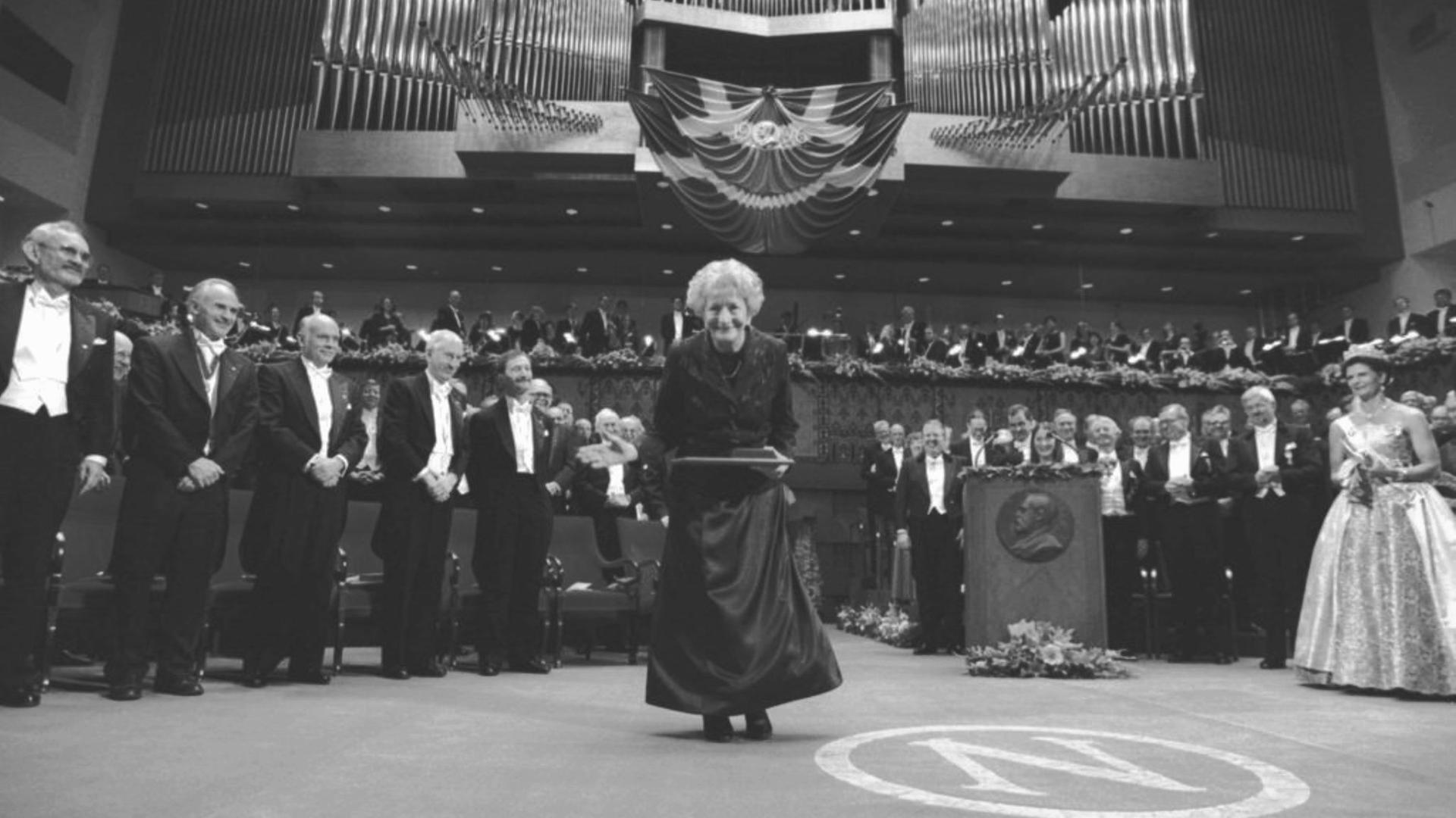 Die polnische Lyrikerin Wisława Szymborska (mitte) nach der Entgegennahme des Literaturnobelpreises 1996 im Konzerthaus Stockholm