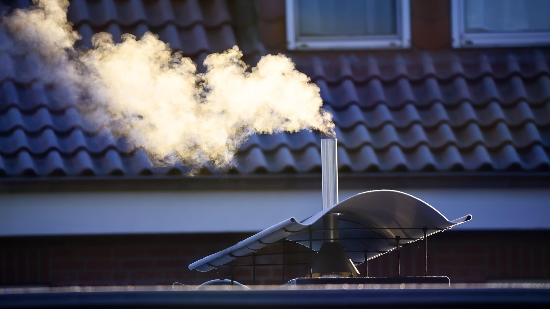 Rauchender Schornstein eines Hauses Rauchender Schornstein eines Hauses