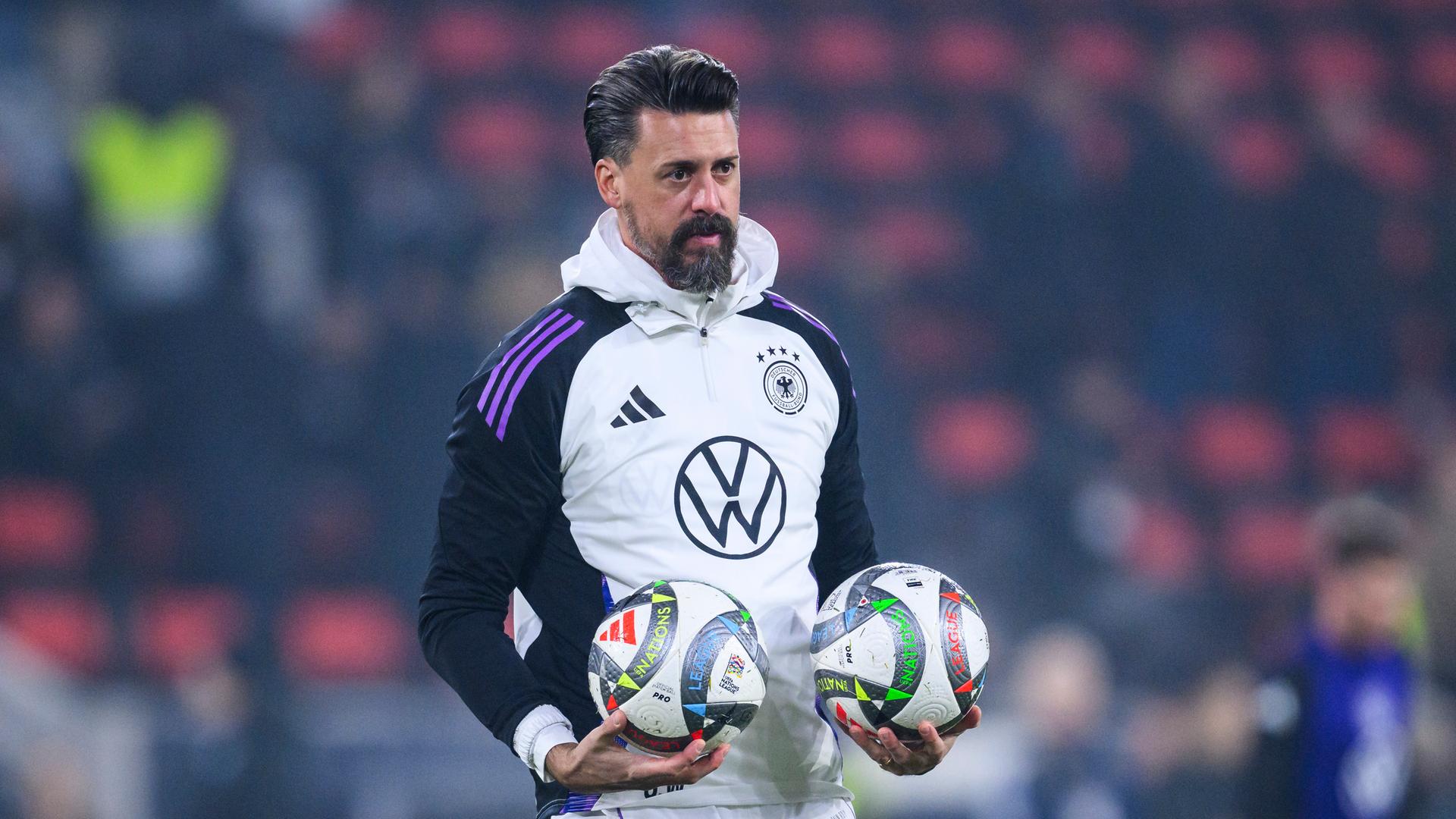 Assistenztrainer Sandro Wagner in Aktion. Assistenztrainer Sandro Wagner in Aktion.