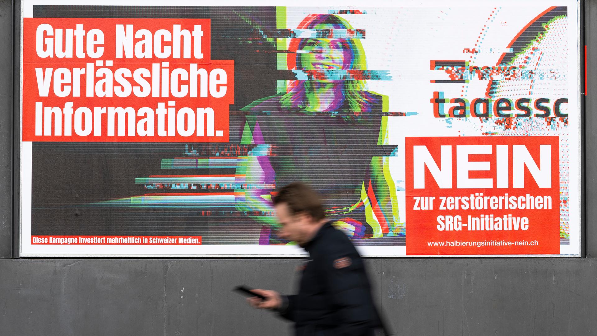 Ein Abstimmungsplakat vom überparteilichen Komitee "Nein zur Halbierungsinitiative" wirbt dafür, den öffentlich-rechtlichen Rundfunk in der Schweiz weiterhin wie bisher zu finanzieren.