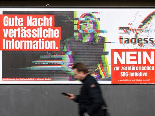 Ein Abstimmungsplakat vom überparteilichen Komitee "Nein zur Halbierungsinitiative" wirbt dafür, den öffentlich-rechtlichen Rundfunk in der Schweiz weiterhin wie bisher zu finanzieren.
