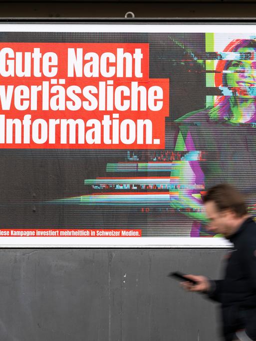 Ein Abstimmungsplakat vom überparteilichen Komitee "Nein zur Halbierungsinitiative" wirbt dafür, den öffentlich-rechtlichen Rundfunk in der Schweiz weiterhin wie bisher zu finanzieren.