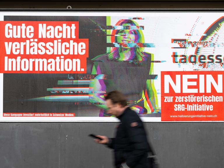 Ein Abstimmungsplakat vom überparteilichen Komitee "Nein zur Halbierungsinitiative" wirbt dafür, den öffentlich-rechtlichen Rundfunk in der Schweiz weiterhin wie bisher zu finanzieren.
