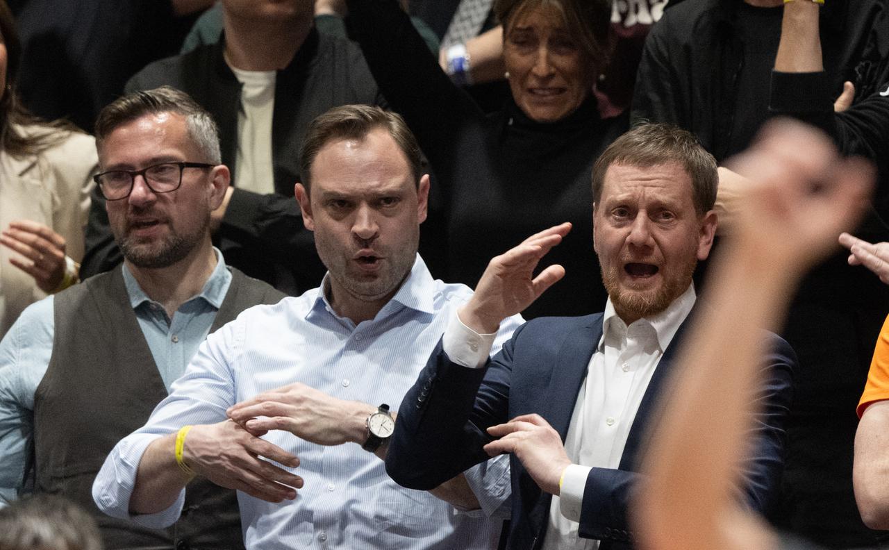 Martin Dulig (SPD, l-r), Sachsens Wirtschaftsminister, Alexander Dierks, Sachsens CDU-Generalsekretär, und Michael Kretschmer (CDU), Ministerpräsident von Sachsen, verfolgen das der Chemnitz Niners. 