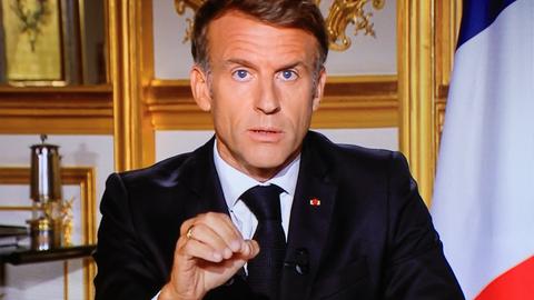 Screenshot einer Fernseh-Ansprache von Frankreichs Präsident Macron.
