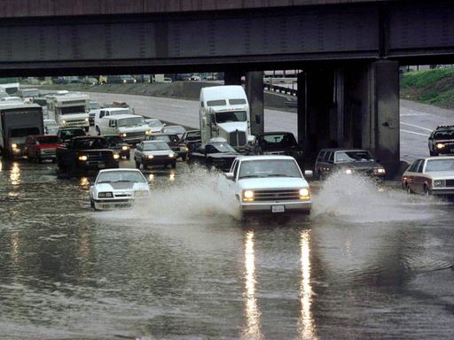 Überschwemmung auf einem Highway nach schwerem Regenfall in Los Angeles