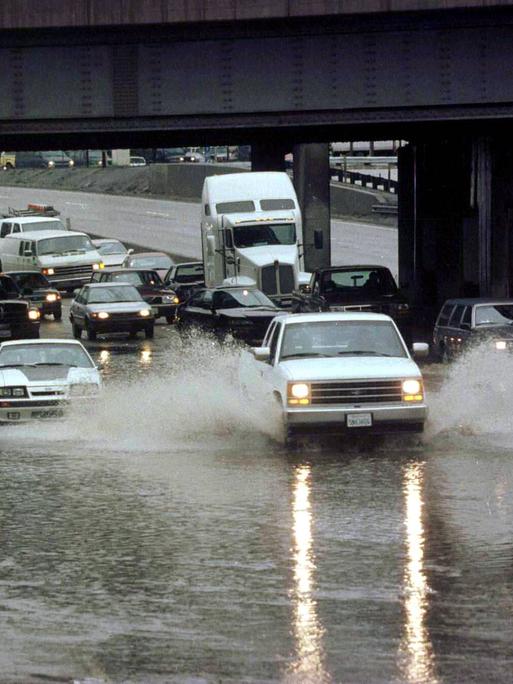 Überschwemmung auf einem Highway nach schwerem Regenfall in Los Angeles