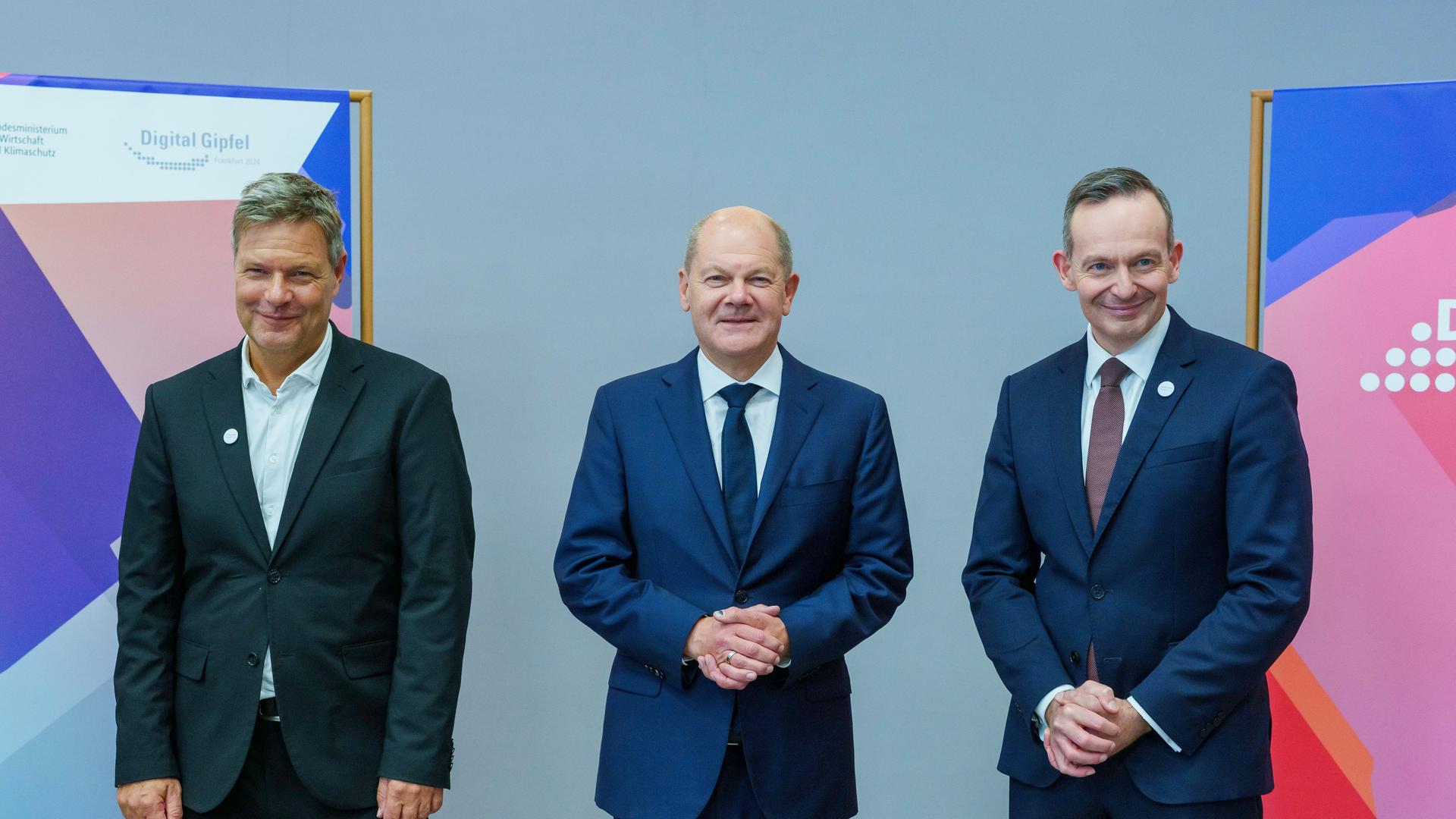 Robert Habeck (l-r, Bündnis90/Die Grünen), Bundesminister für Wirtschaft und Klimaschutz, Olaf Scholz (SPD), Bundeskanzler, und Volker Wissing (FDP), Bundesminister für Digitales und Verkehr, stehen auf dem Digital-Gipfel 2024 zusammen. 