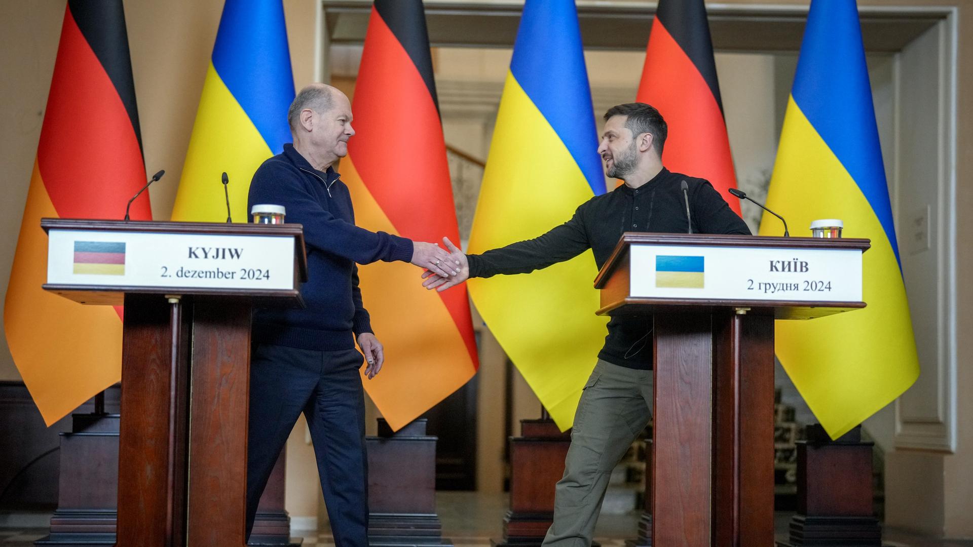 Wolodymyr Selenskyj, Präsident der Ukraine, und Bundeskanzler Olaf Scholz (l, SPD) geben sich nach gemeinsamen Treffen bei der Pressekonferenz die Hände. 