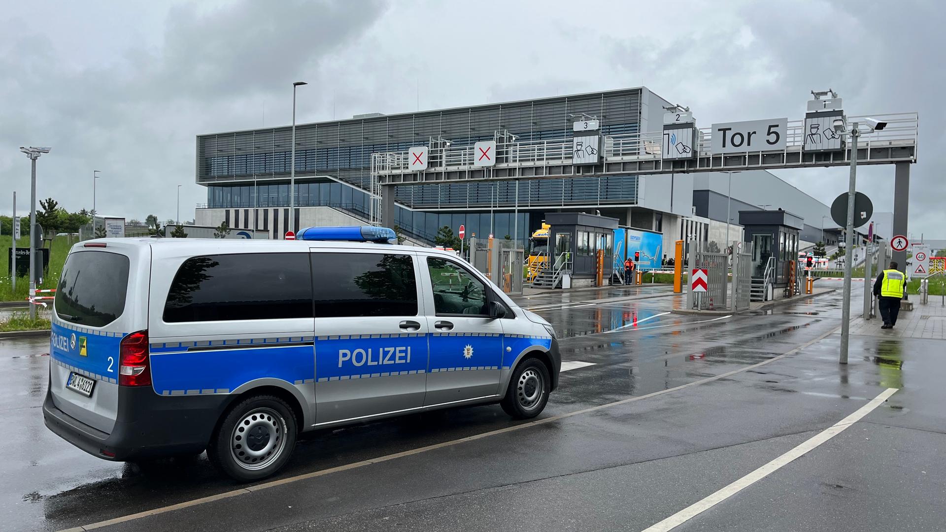 Sindelfingen: Ein Einsatzfahrzeug der Polizei steht an einem Werk von Mercedes-Benz. Sindelfingen: Ein Einsatzfahrzeug der Polizei steht an einem Werk von Mercedes-Benz.
