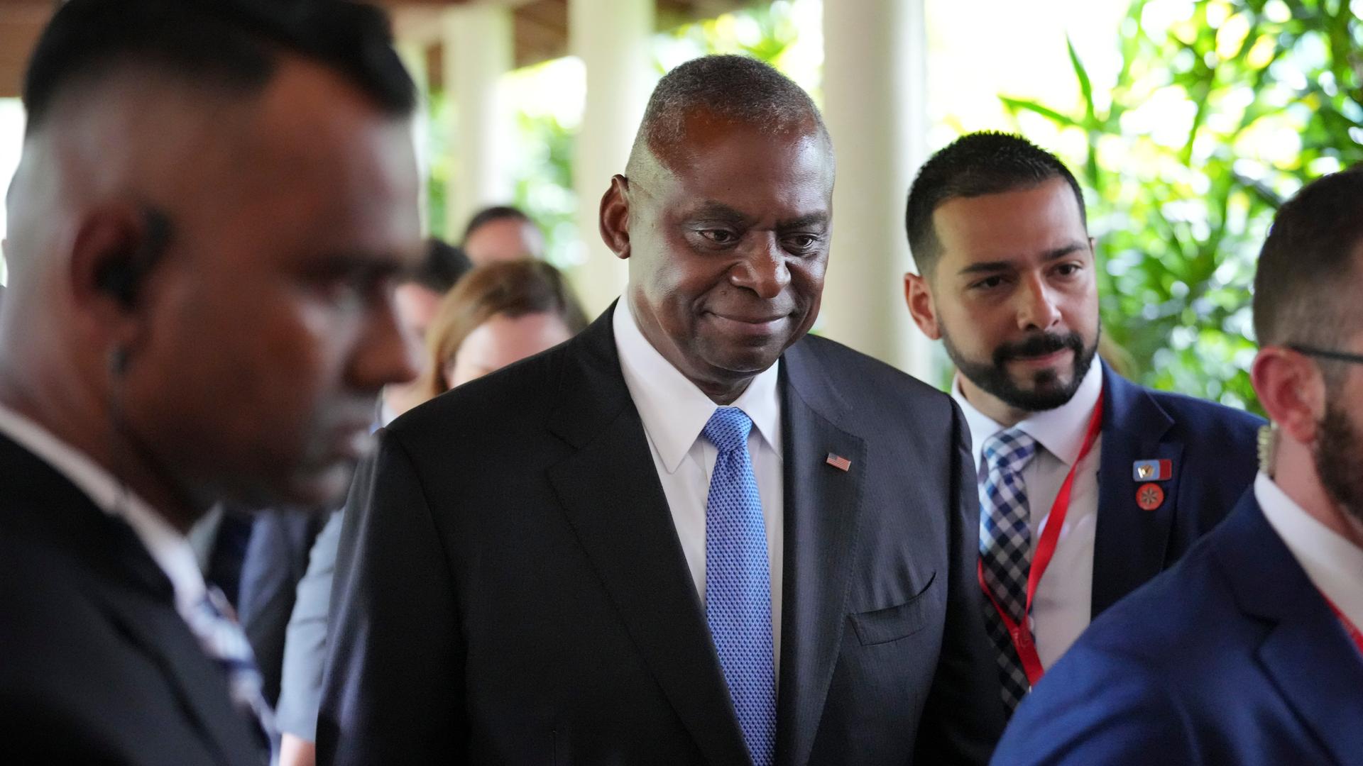 Singapur: US-Verteidigungsminister Lloyd Austin (M) verlässt nach einem bilateralen Treffen mit Chinas Verteidigungsminister Dong Jun am Rande des 21. Shangri-La-Dialogs das Shangri-La Hotel.