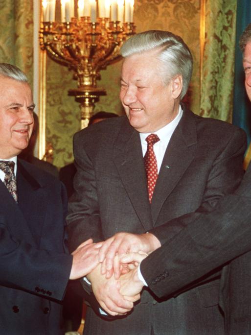 US-Präsident Bill Clinton, der russische Präsident Boris Jelzin und der ukrainische Präsident Leonid Krawtschuk vereinbarten die Abrüstung aller ehemals sowjetischen Atomwaffen in der Ukraine.