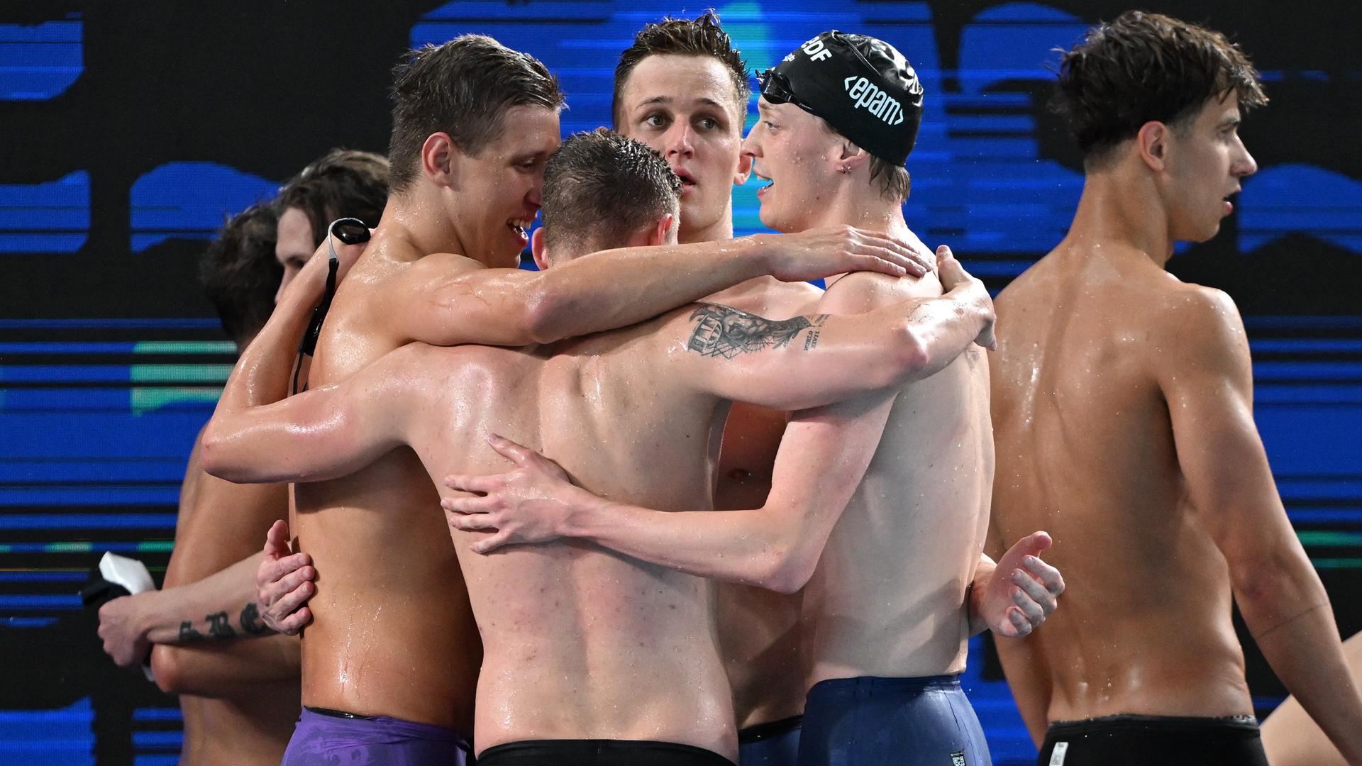 Vier deutsche Schwimmer bilden nach dem Rennen einen Kreis und umarmen sich zum Jubel Vier deutsche Schwimmer bilden nach dem Rennen einen Kreis und umarmen sich zum Jubel