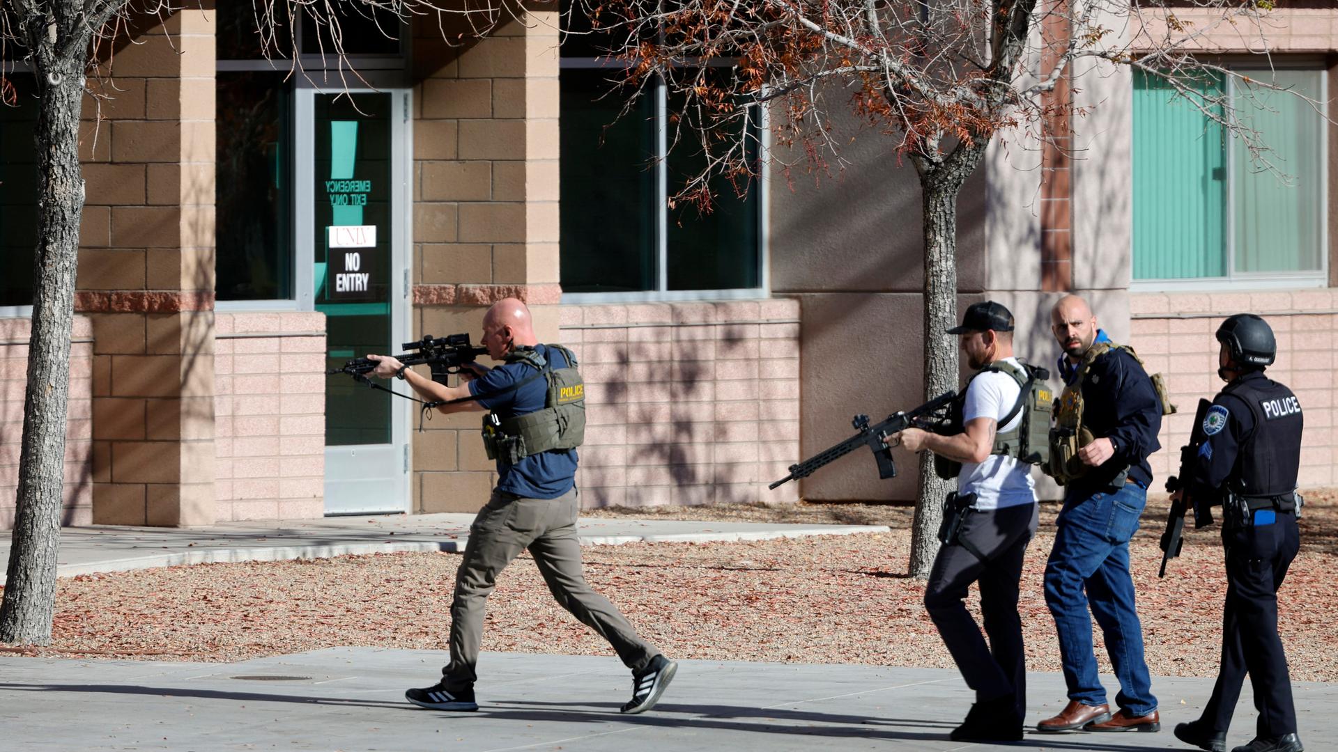 Sicherheitskräfte stürmen in die "University of Nevada" in Las Vegas.
