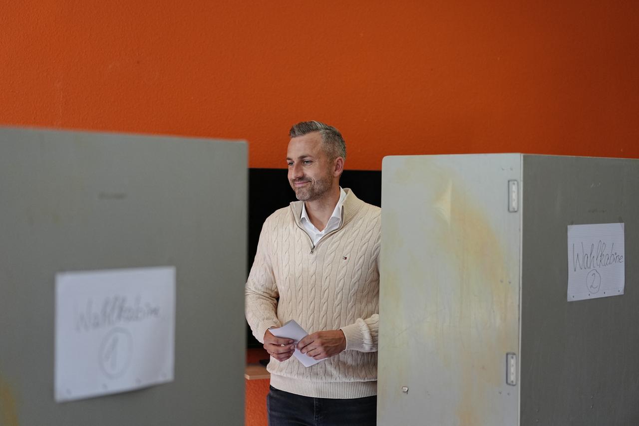 AfD-Sitzenkandidat Siegmund im Wahllokal bei der Landtagswahl in Sachsen-Anhalt. Er hält den Stimmzettel in der Hand. 