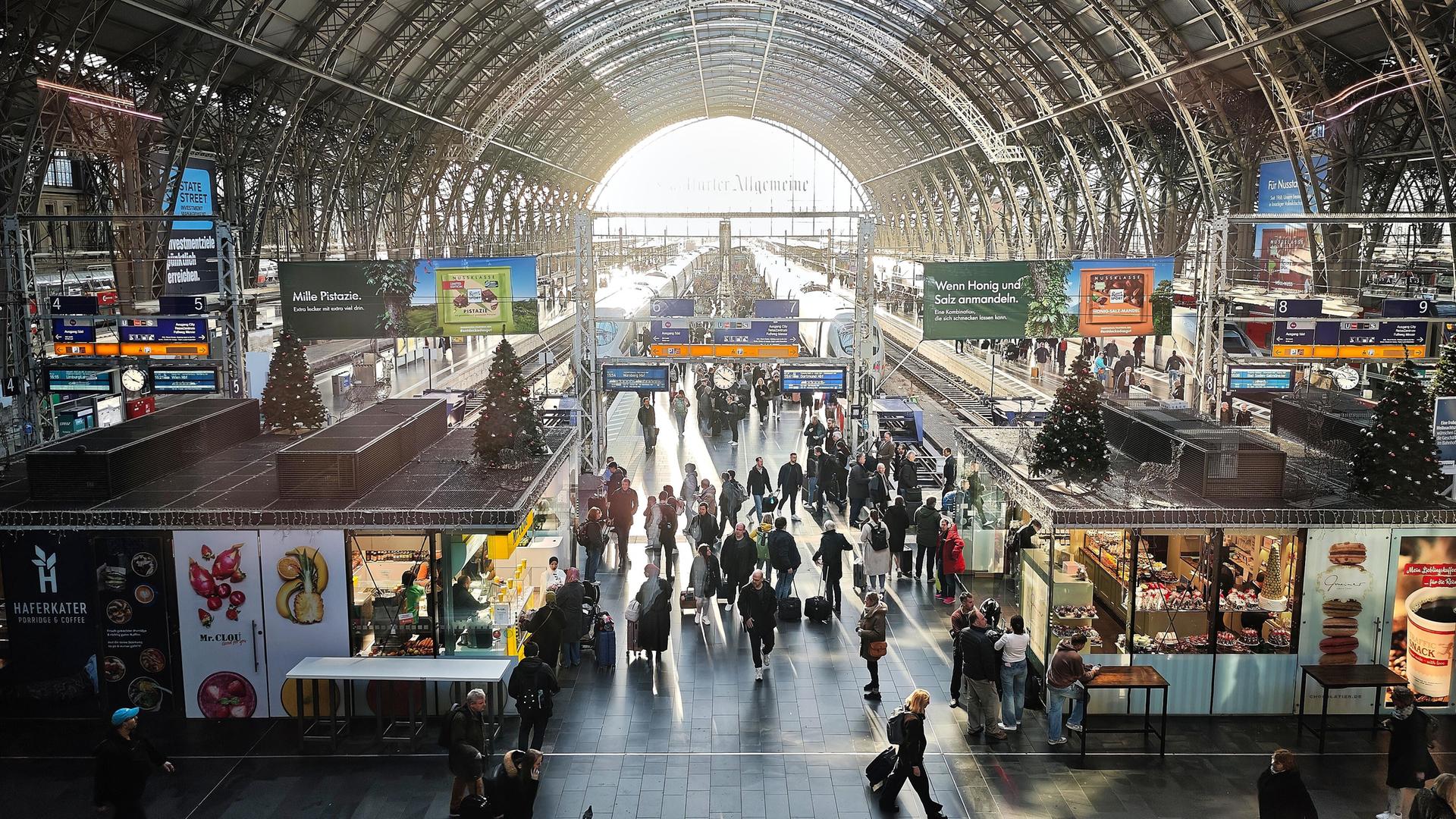 Menschenmenge am Frankfurter Hauptbahnhof 