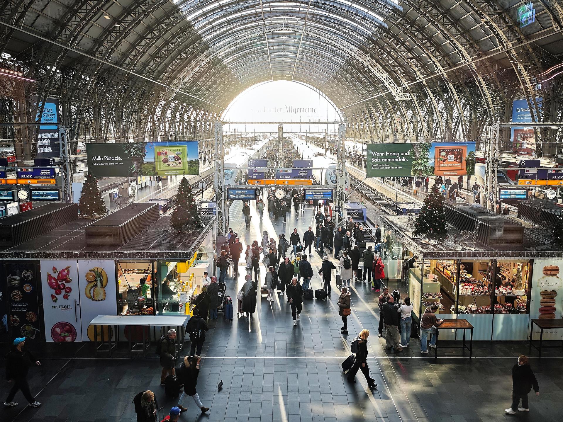 Menschenmenge am Frankfurter Hauptbahnhof 
