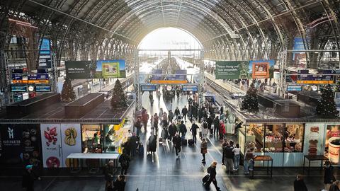 Menschenmenge am Frankfurter Hauptbahnhof 