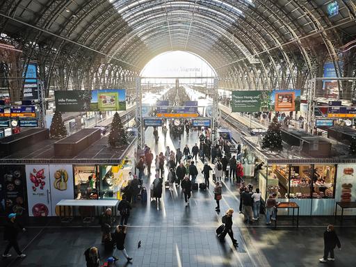 Menschenmenge am Frankfurter Hauptbahnhof 