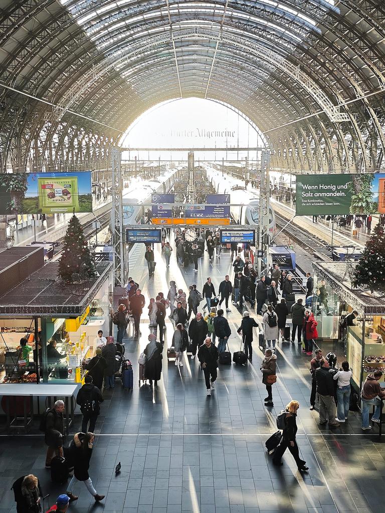 Menschenmenge am Frankfurter Hauptbahnhof 