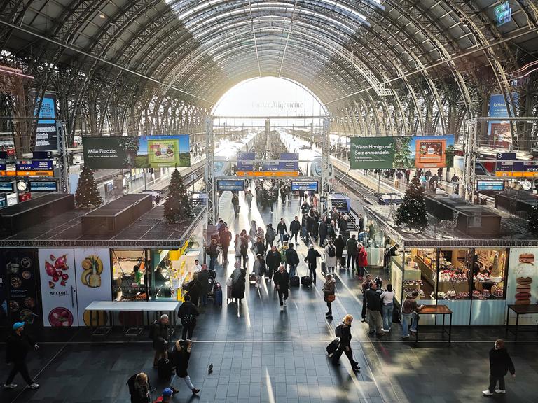 Menschenmenge am Frankfurter Hauptbahnhof 