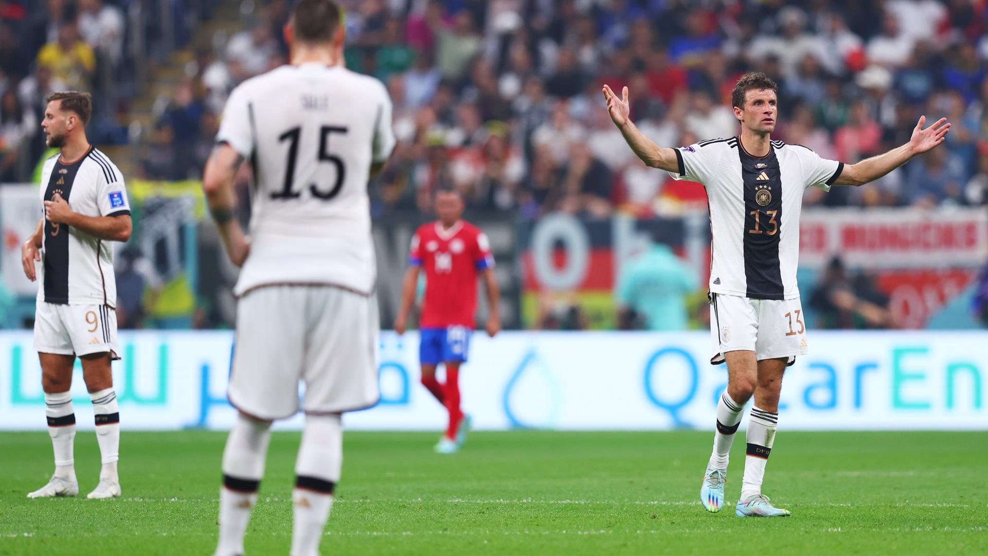 Der deutsche Fußball-Spieler Thomas Müller ist enttäuscht und breitet die Arme aus. Costa hatte 1 Tor geschossen. 