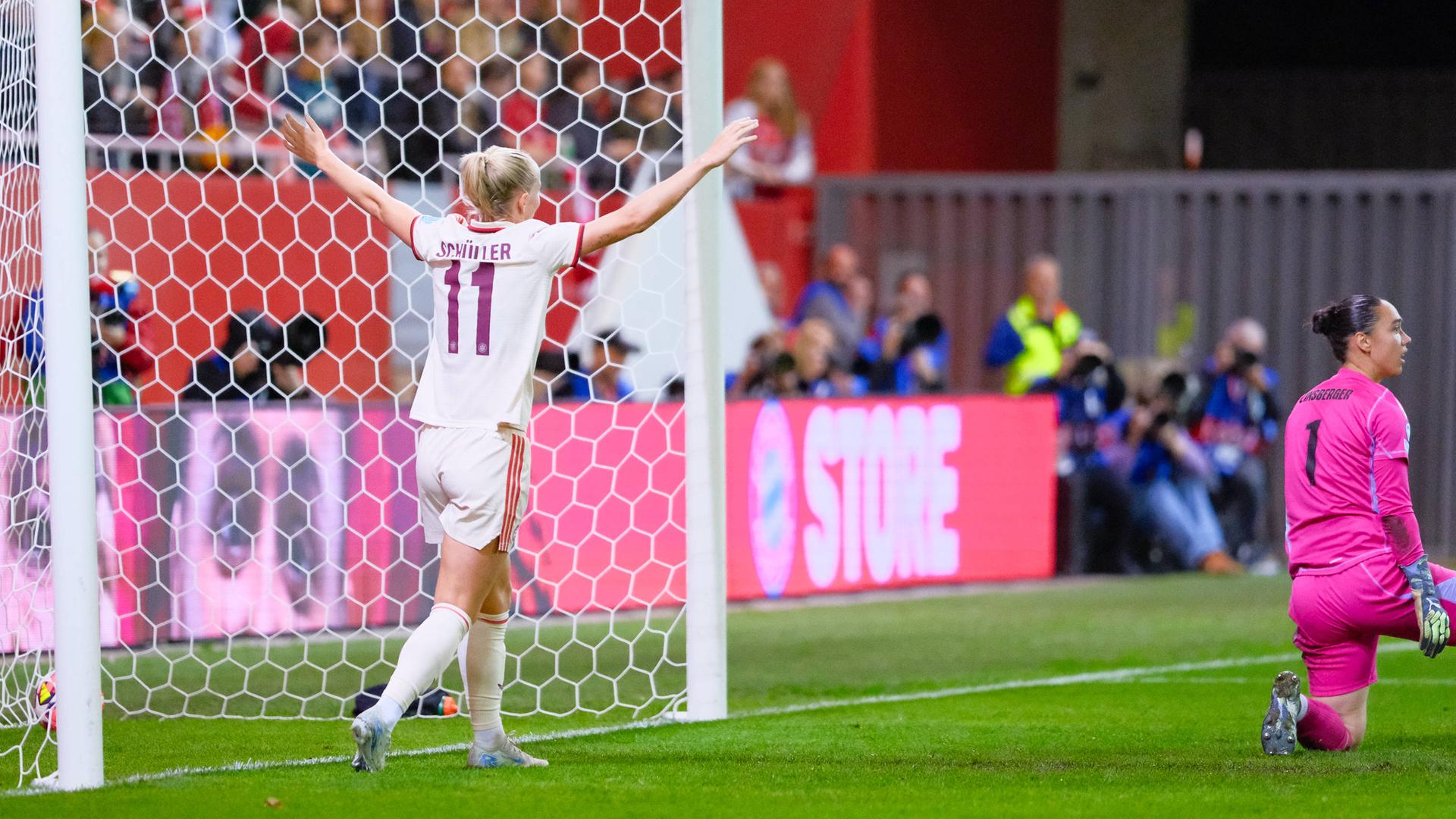 Lea Schüller vom FC Bayern München beim Spiel gegen den FC Arsenal. Lea Schüller vom FC Bayern München beim Spiel gegen den FC Arsenal.