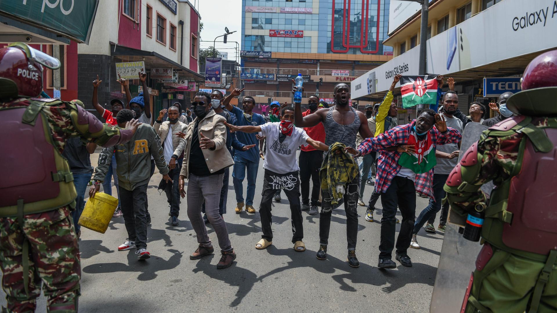 Demonstrantinnen und Demonstranten marschieren am 2. Juli 2024 in Nairobi, der Hauptstadt Kenias, in Richtung des Parlamentsgebäudes.