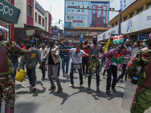 Demonstrantinnen und Demonstranten marschieren am 2. Juli 2024 in Nairobi, der Hauptstadt Kenias, in Richtung des Parlamentsgebäudes.