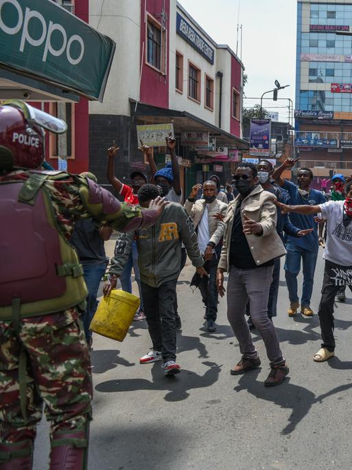 Demonstrantinnen und Demonstranten marschieren am 2. Juli 2024 in Nairobi, der Hauptstadt Kenias, in Richtung des Parlamentsgebäudes.