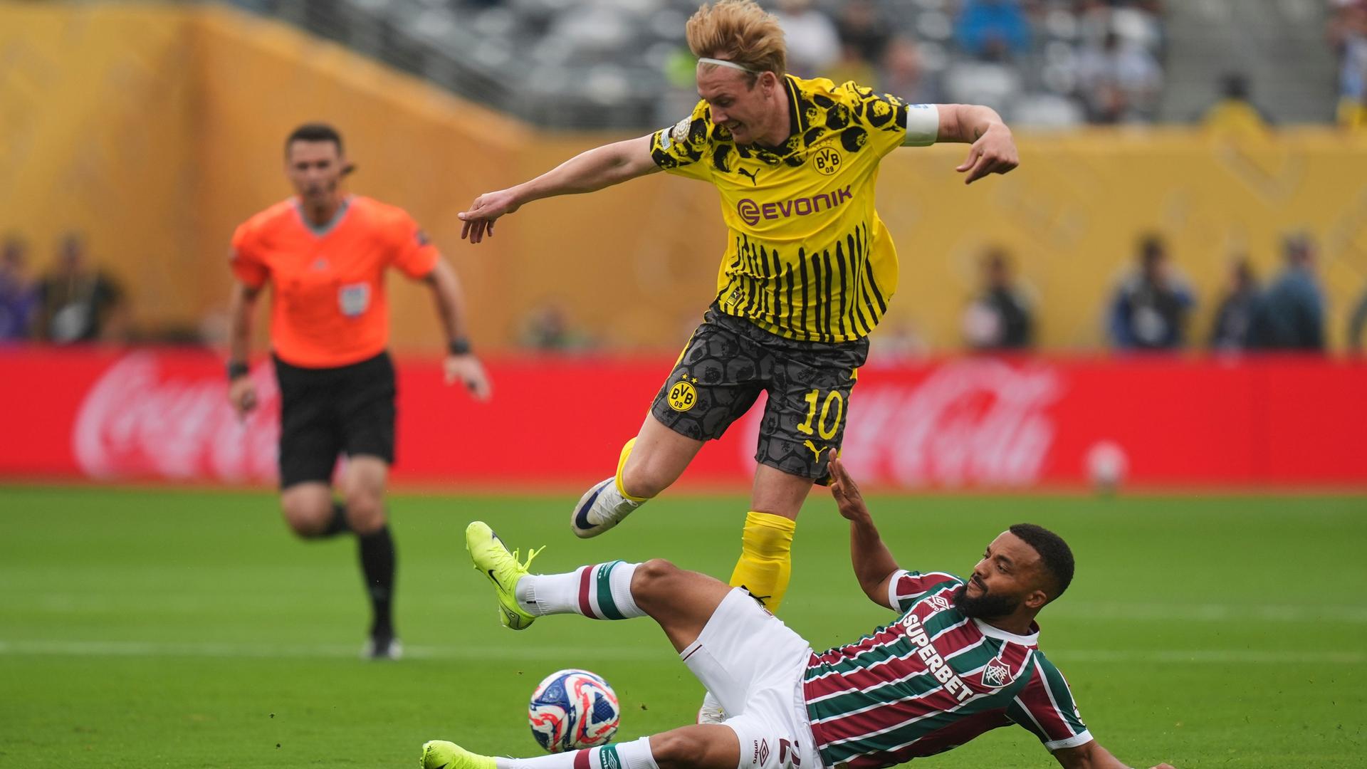 Borussia Dortmund's Julian Brandt (10) and Fluminense's Samuel Xavier (2), der auf dem Rasen liegt, kämpfen um einen Ball.