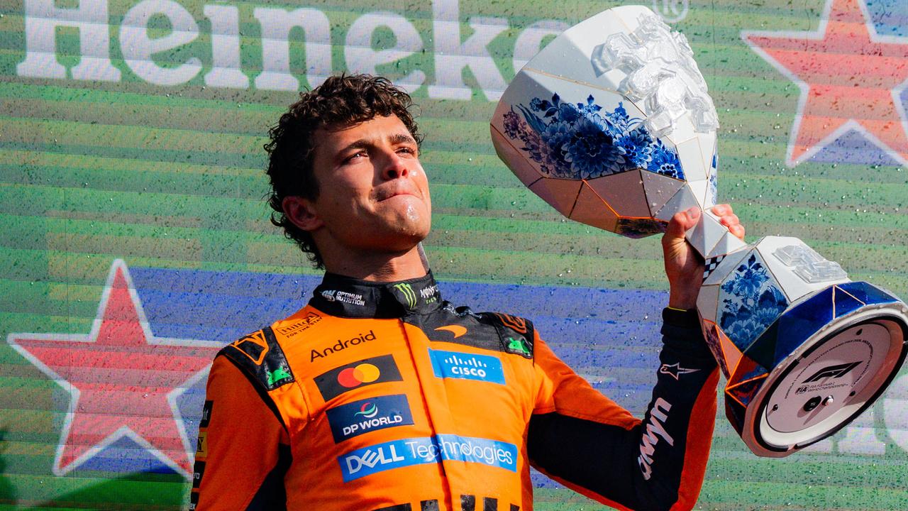Lando Norris nach seinem Sieg in Zandvoort; er hält den Pokal hoch.