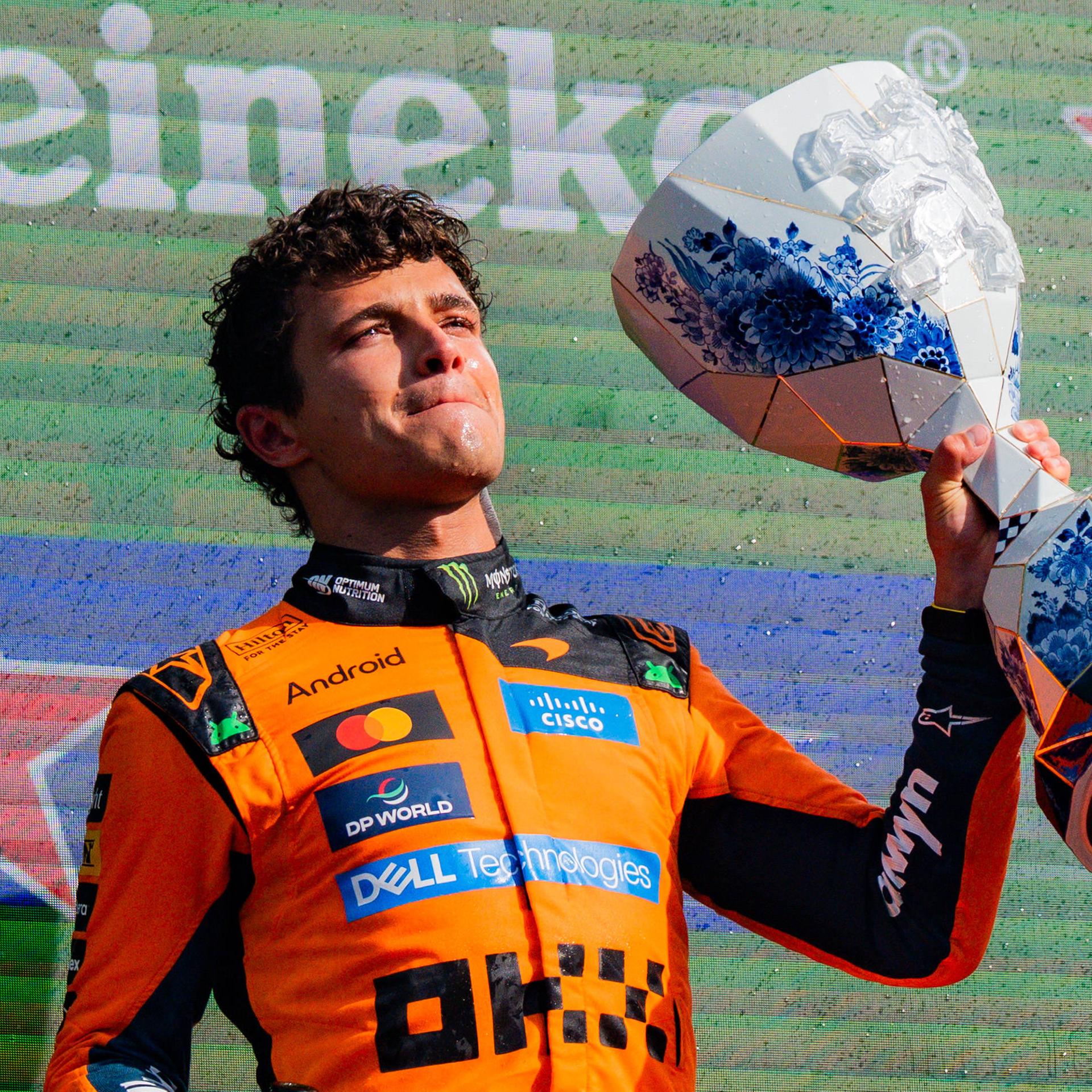 Lando Norris nach seinem Sieg in Zandvoort; er hält den Pokal hoch.