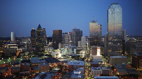 Blick am frühen Abend auf die Skyline von Dallas: Wegen der Dämmerung sind schon viele Fenster der Hochhäuser erleuchtet.