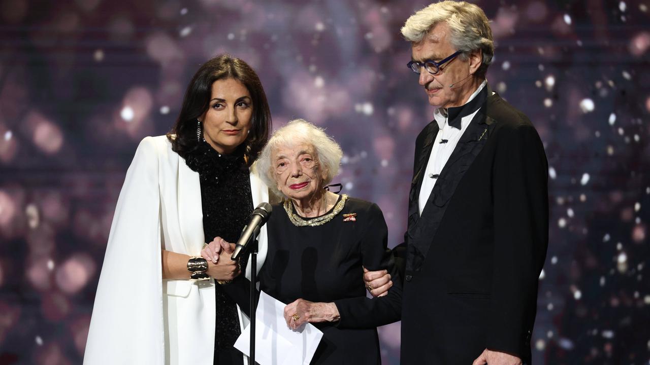 Margot Friedländer steht neben Wim Wenders bei der Verleihung der Lola. Sie lächelt.