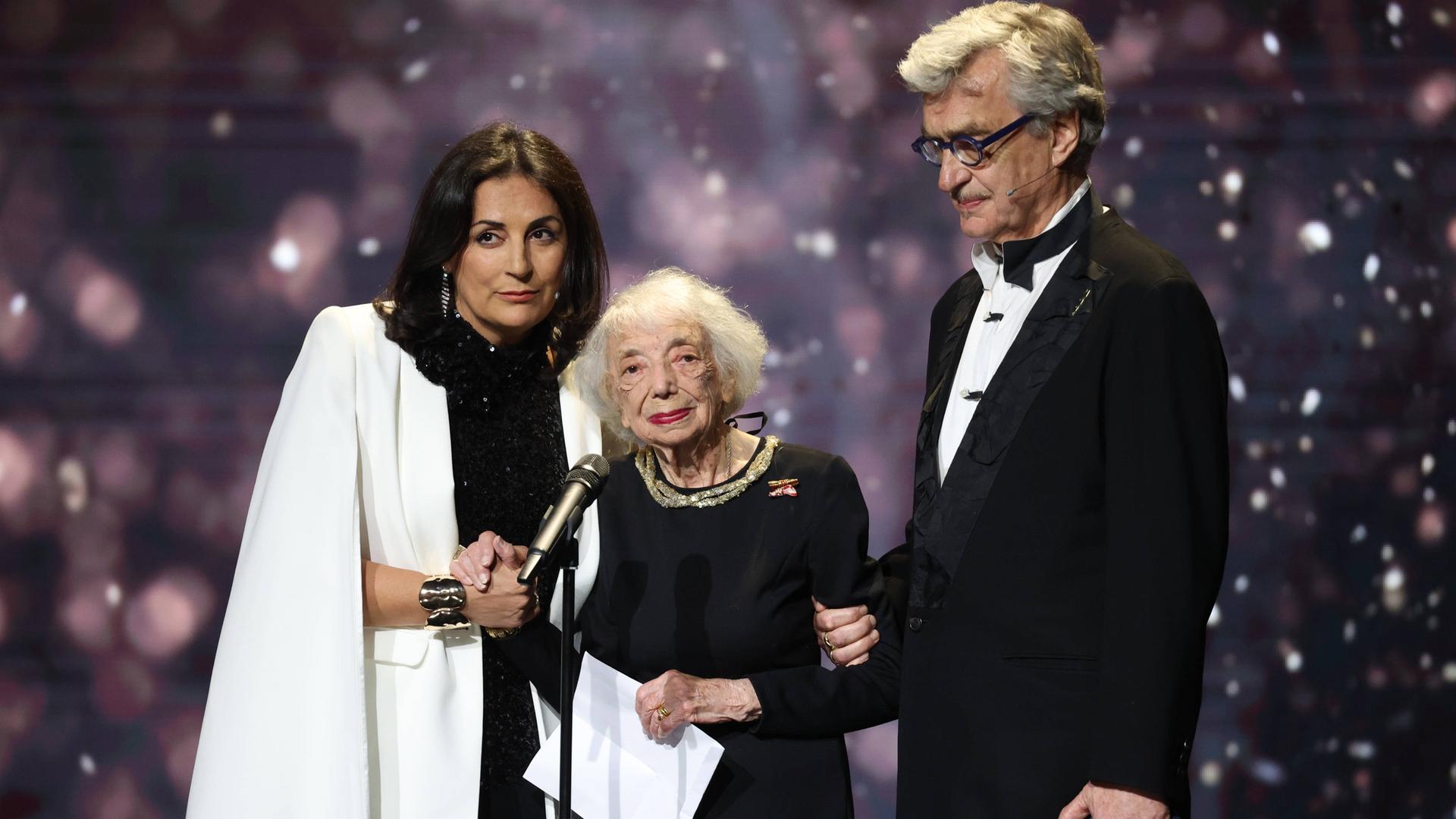 Margot Friedländer steht neben Wim Wenders bei der Verleihung der Lola. Sie lächelt. Margot Friedländer steht neben Wim Wenders bei der Verleihung der Lola. Sie lächelt.