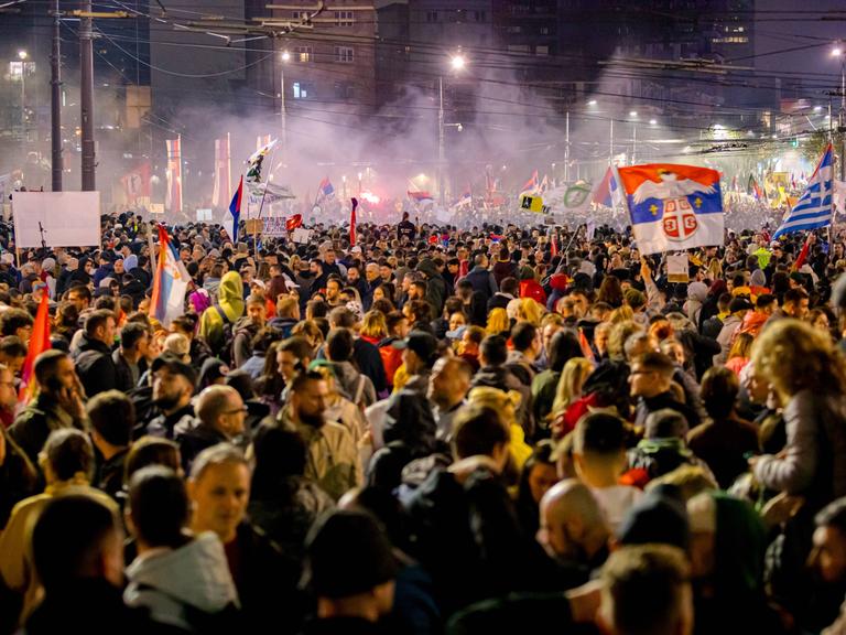 Studenten protestieren gegen die Regierung in Serbien. 