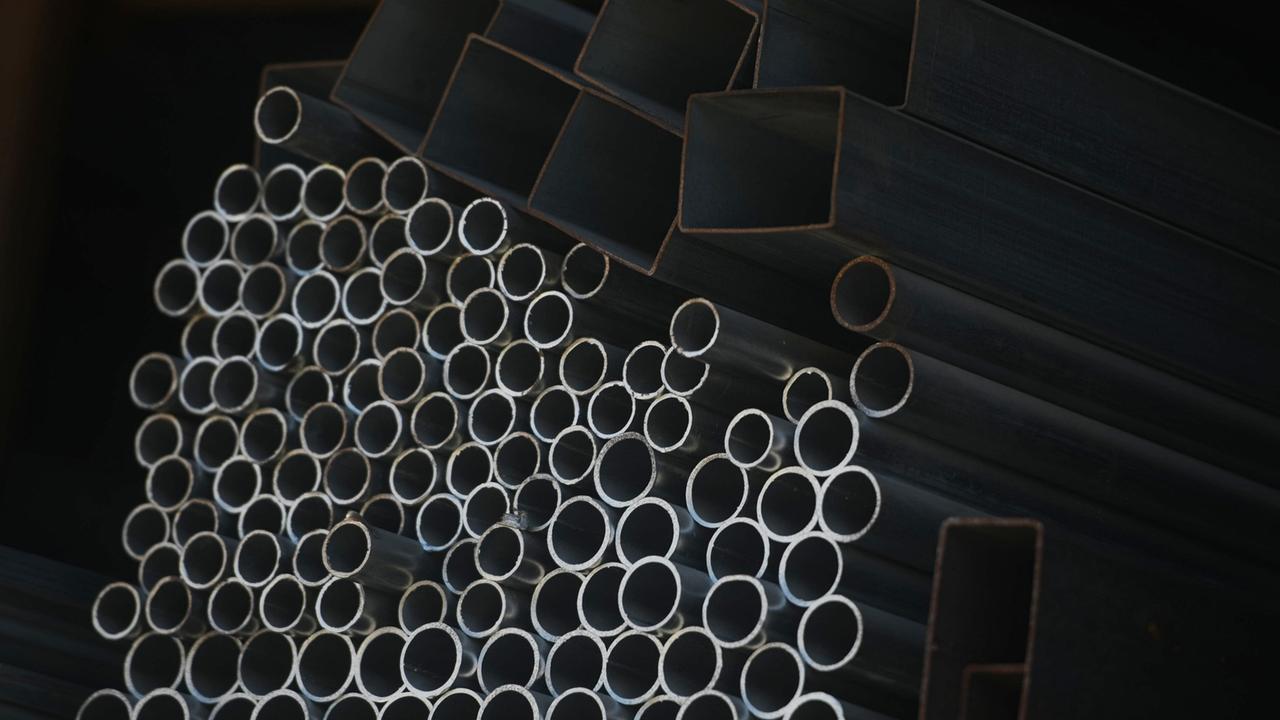Runde und eckige Rohre liegen übereinander.
