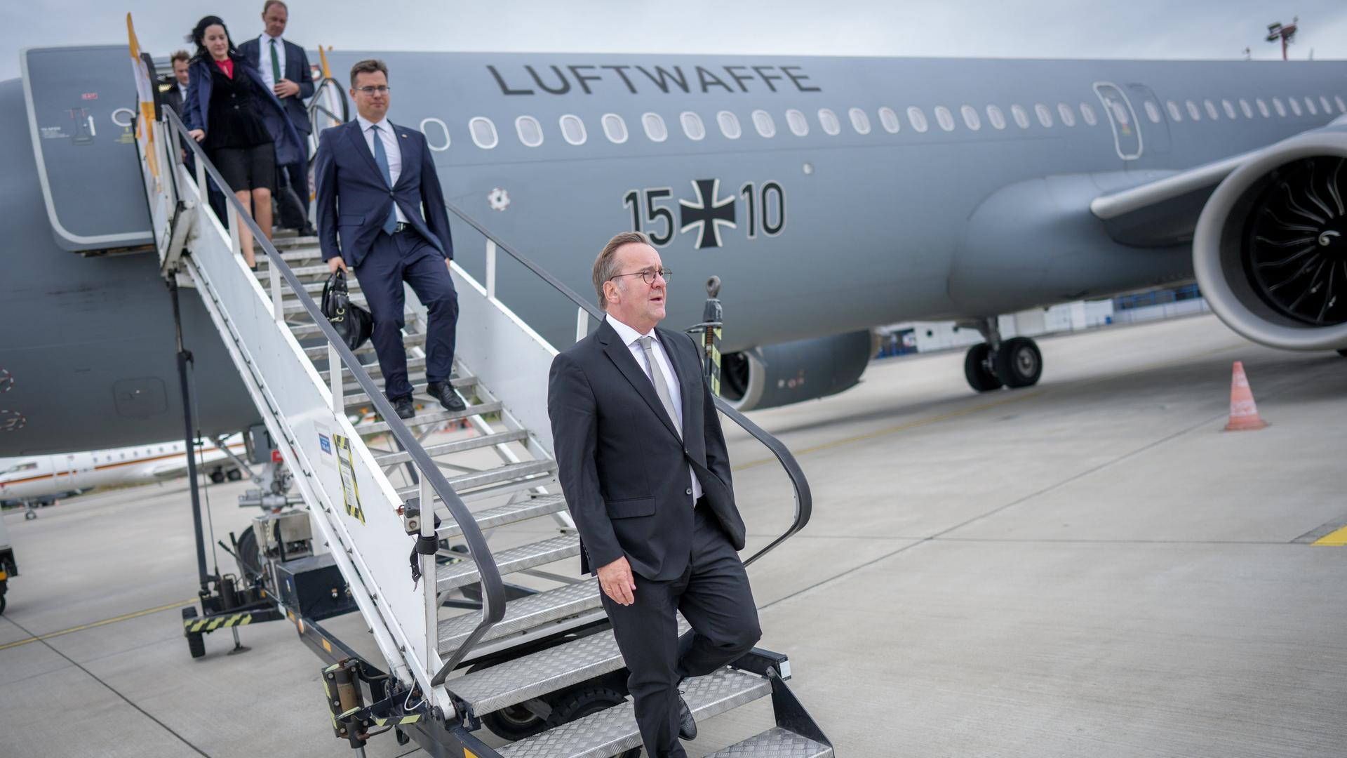 Boris Pistorius (r, SPD), Bundesminister der Verteidigung, und Laurynas Kasciunas (l), Verteidigungsminister von Litauen, gehen die Gangway am A321 der Luftwaffe nach der Landung in Stettin in Polen hinunter. 