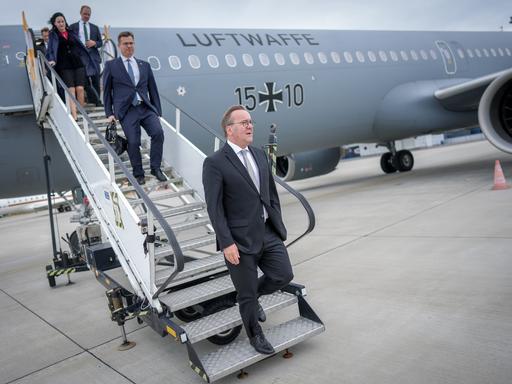 Boris Pistorius (r, SPD), Bundesminister der Verteidigung, und Laurynas Kasciunas (l), Verteidigungsminister von Litauen, gehen die Gangway am A321 der Luftwaffe nach der Landung in Stettin in Polen hinunter. 