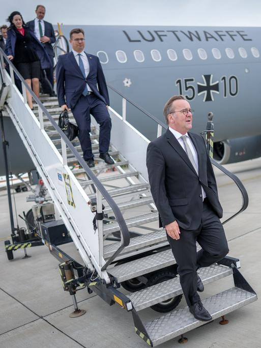 Boris Pistorius (r, SPD), Bundesminister der Verteidigung, und Laurynas Kasciunas (l), Verteidigungsminister von Litauen, gehen die Gangway am A321 der Luftwaffe nach der Landung in Stettin in Polen hinunter. 