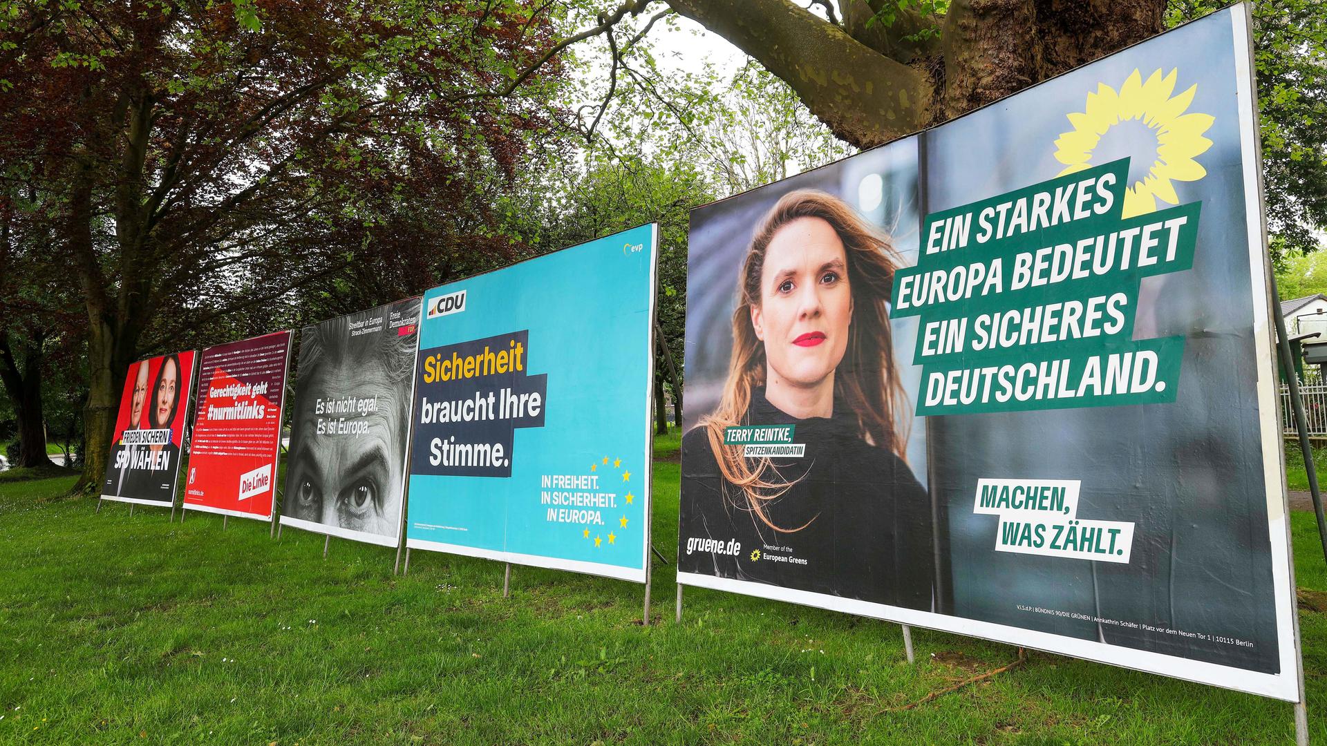Plakate der Parteien SPD, Die Linke, FDP, CDU und Grüne zur Europawahl 2024.