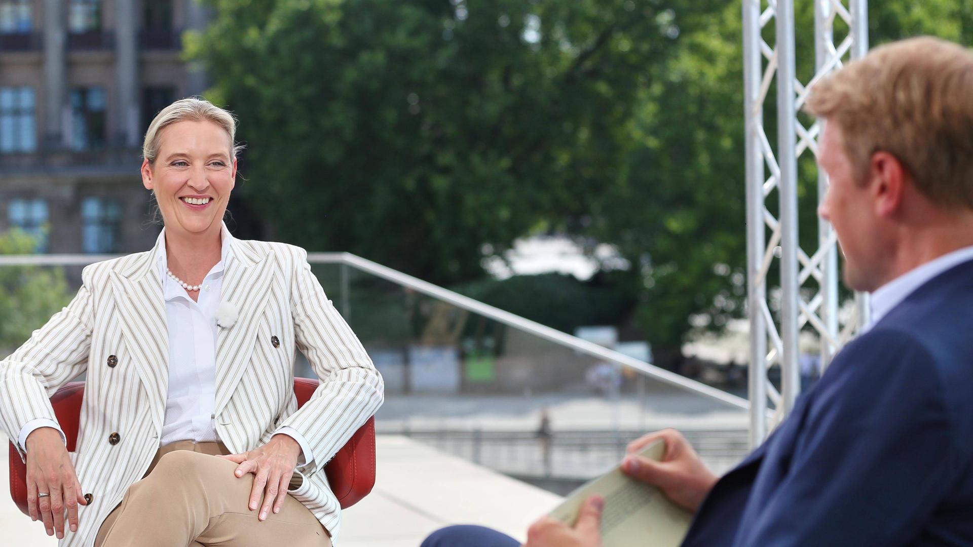 ARD-Sommerinterview: Alice Weidel, AfD, im Gespräch mit Markus Preiß, Leiter ARD-Hauptstadtstudio. ARD-Sommerinterview: Alice Weidel, AfD, im Gespräch mit Markus Preiß, Leiter ARD-Hauptstadtstudio.